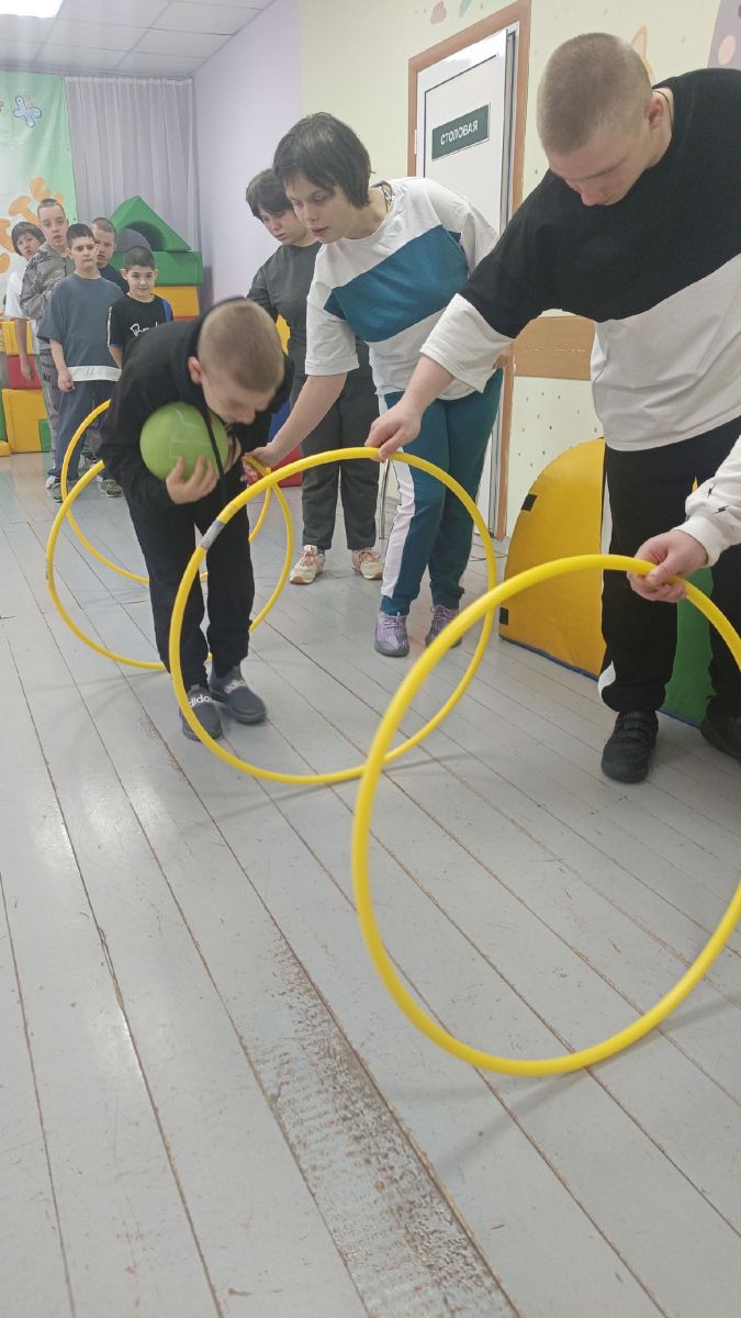 Подлезание в обруч разными способами