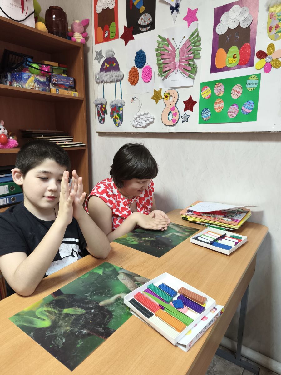 Раскатывание пластилина кругообразными движениям