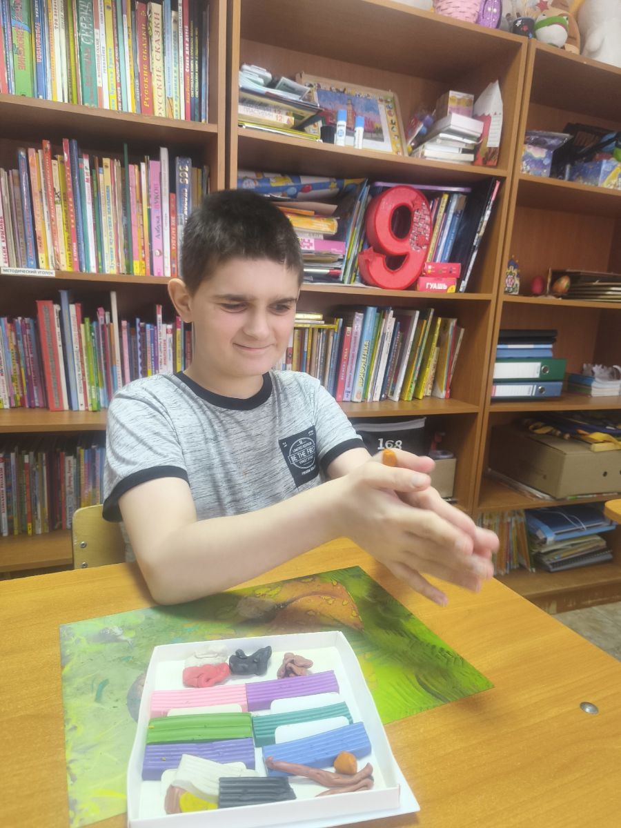 Работа с пластилином. Раскатывание прямыми движениями ладоней( палочки) в руках и на прикладной доске