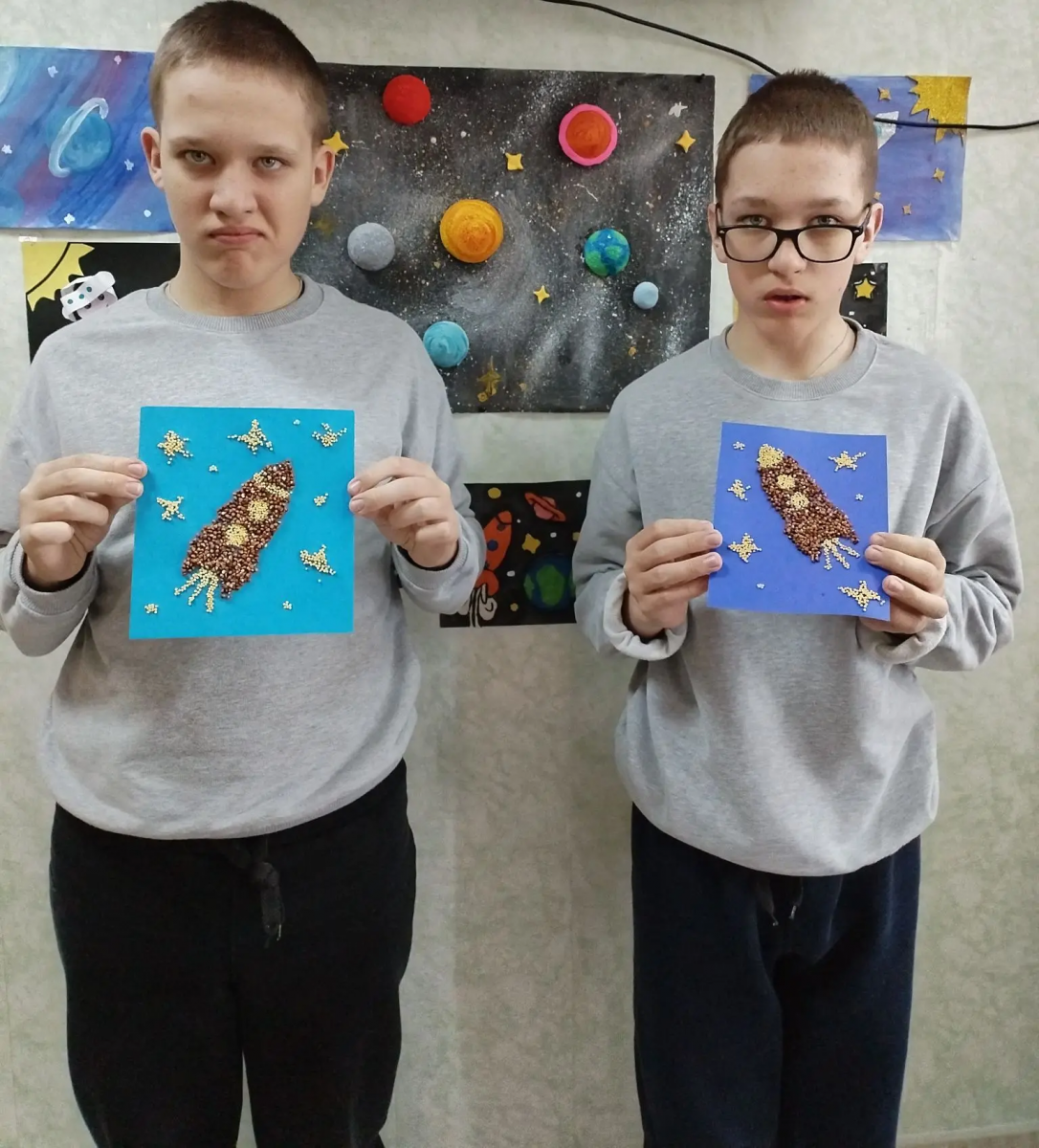 Аппликация в нетрадиционной технике из крупы &laquo;Космическая ракета&raquo;