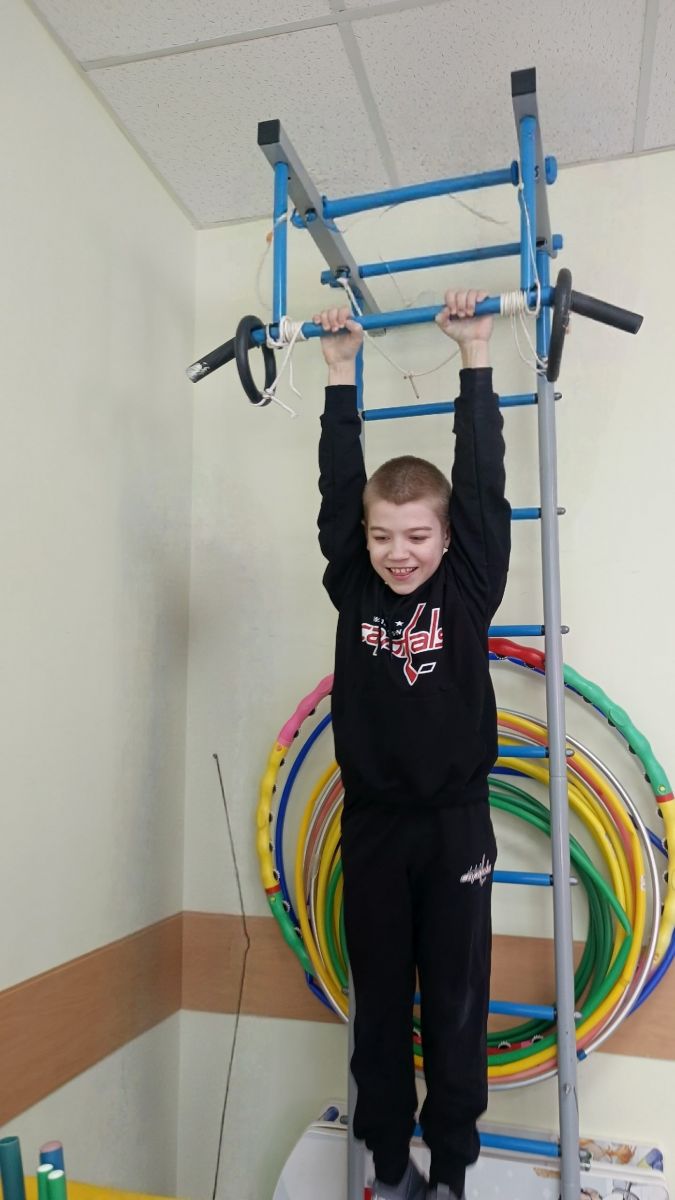 Лазанье по гимнастической стенке