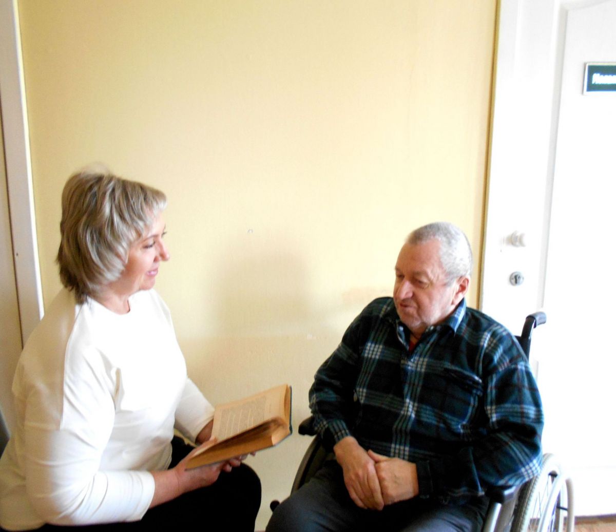 Чтение книг в отделении милосердия