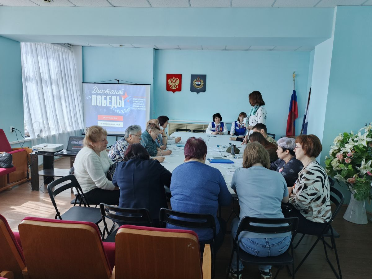 Получатели социальных услуг отделения дневного пребывания приняли участие в &laquo;Диктанте Победы&raquo;