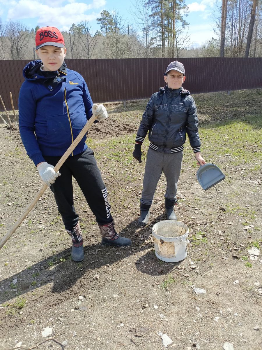 Весенняя уборка цветочной клумбы