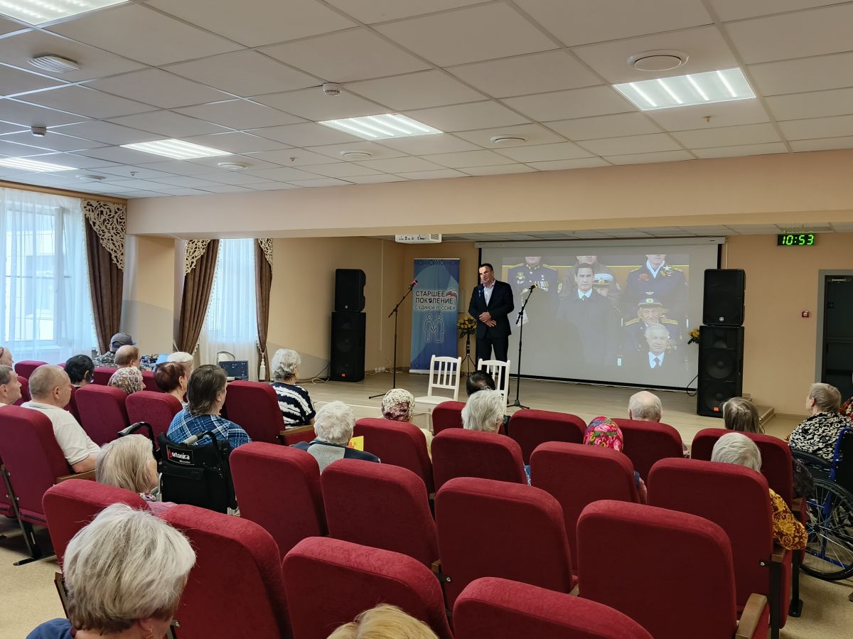 Артисты Центра культуры выступили с праздничным концертом
