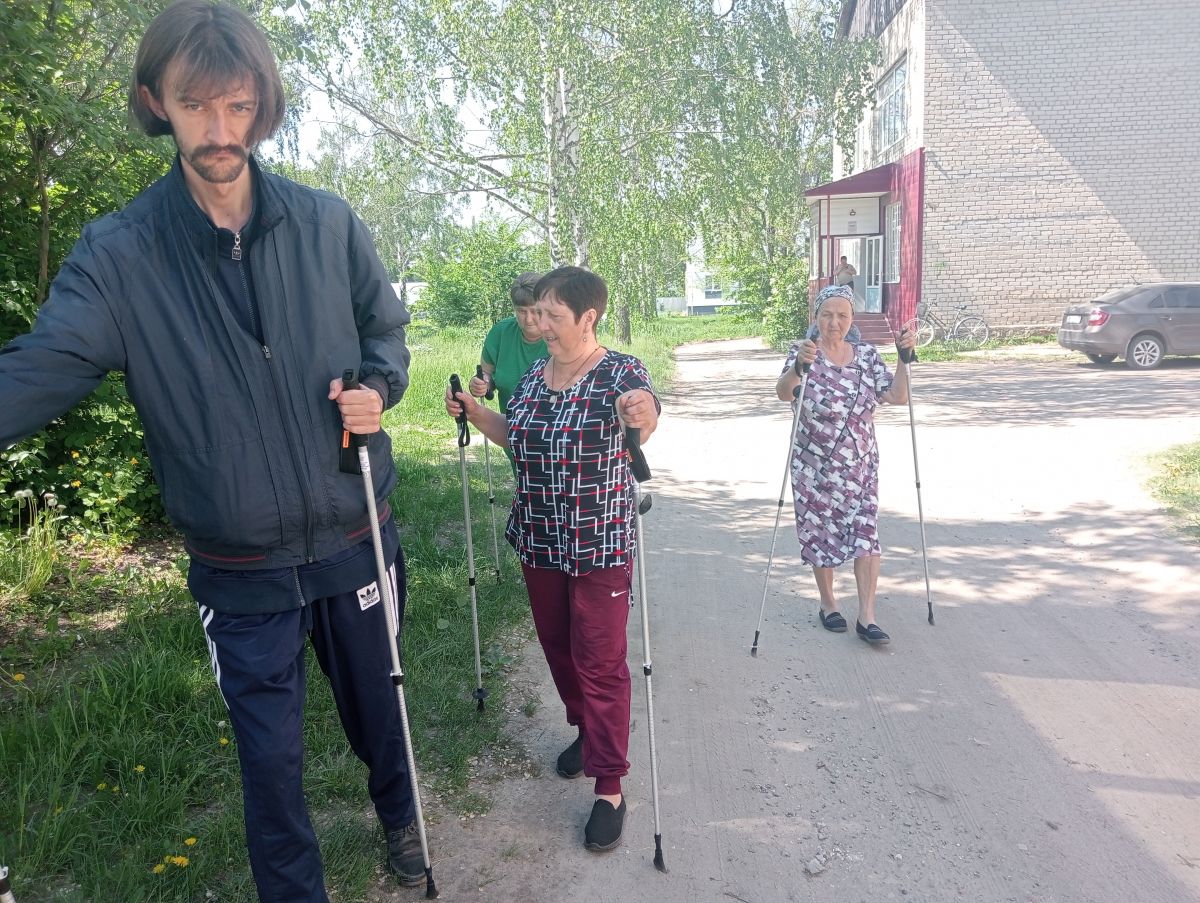 Занятие по скандинавской ходьбе