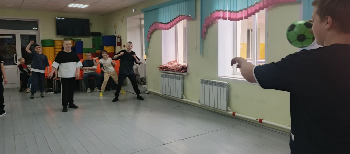 Учимся метать мяч в движущуюся цель