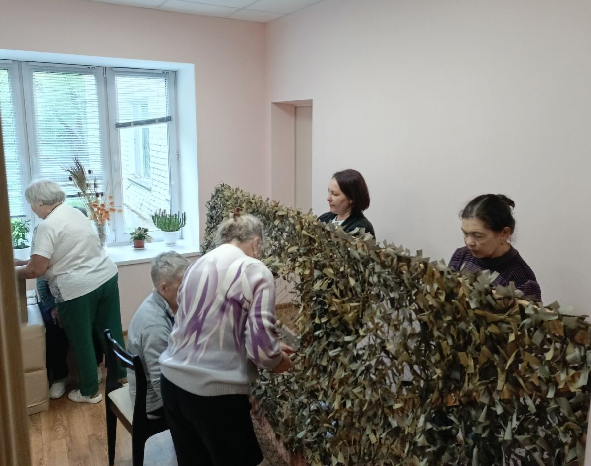 Серебряные волонтёры  вяжут маскировочные сети  для фронта