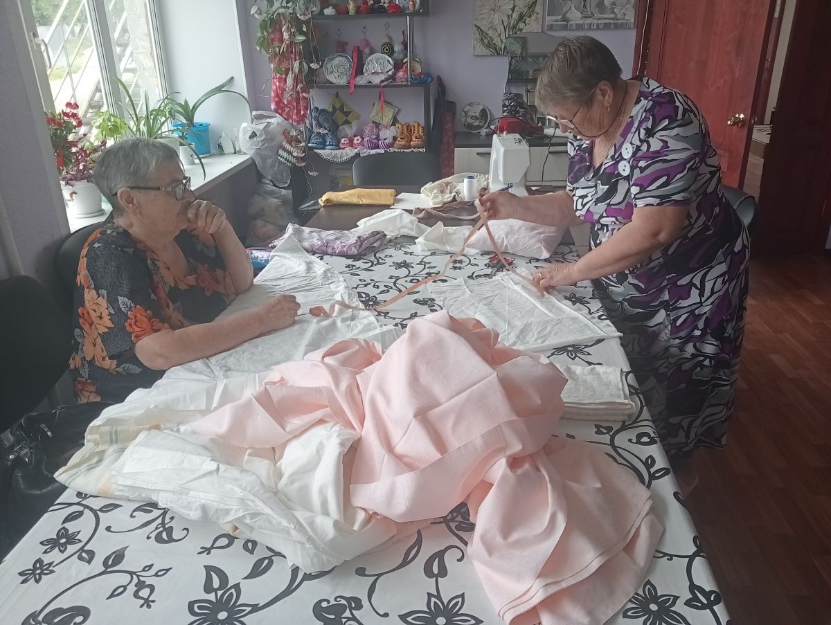 Получатели социальных услуг шили подушечки для бойцов СВО