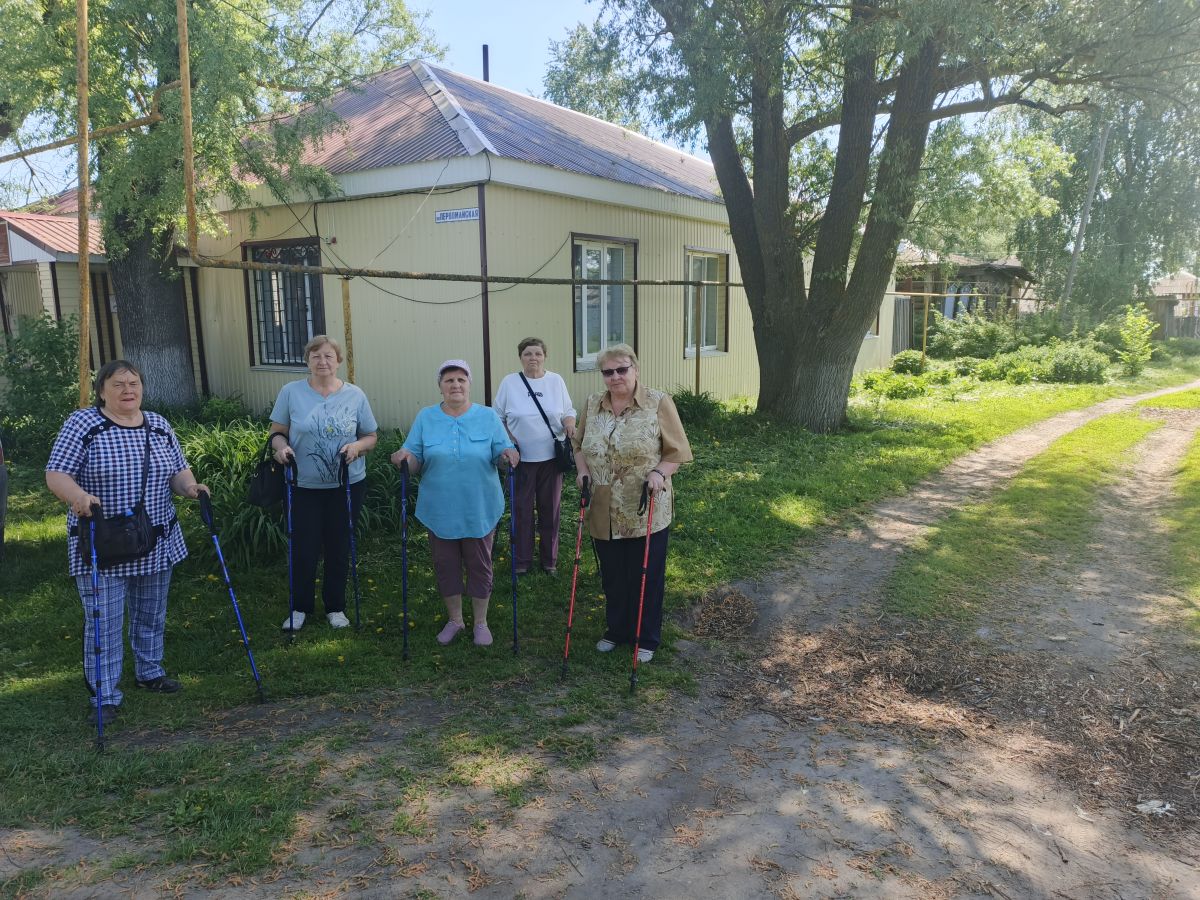 Скандинавская ходьба: получатели социальных услуг отделения дневного пребывания провели активный день на свежем воздухе