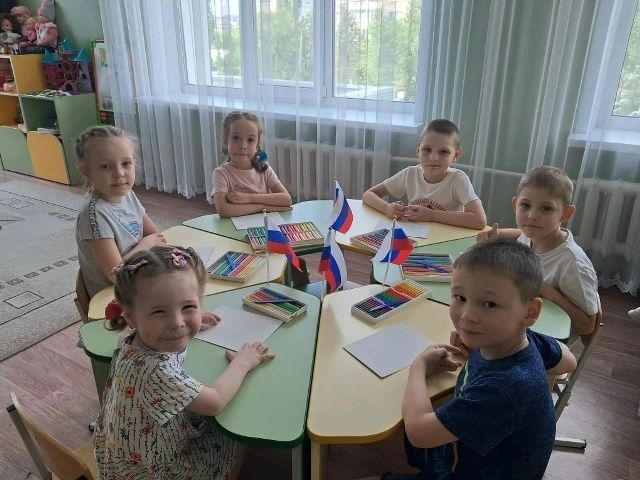 Патриотическое воспитание через творчество: флаг России в технике пластилинографии