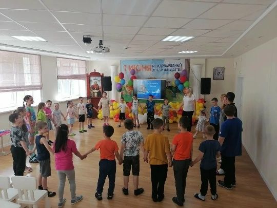 Разноцветные краски России глазами детей: акция в детском приюте "Надежда"