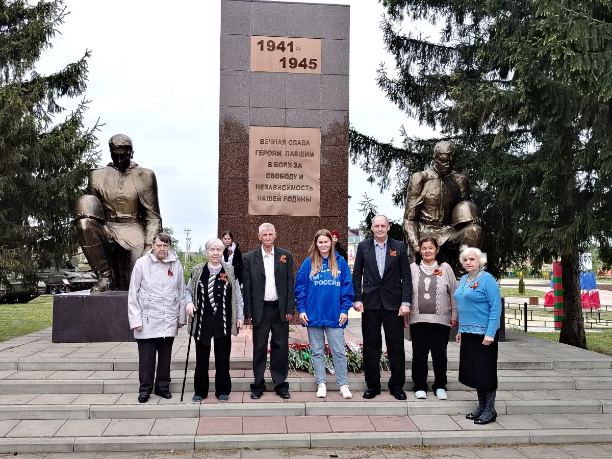 В день памяти и скорби получатели социальных услуг возложили цветы к памятнику погибших воинов.
