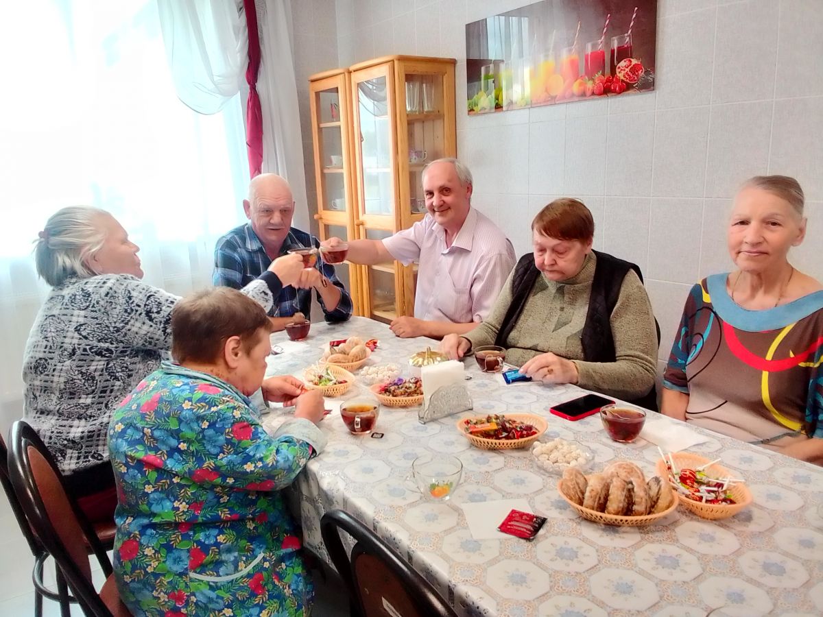 Чаепитие в буфетной комнате