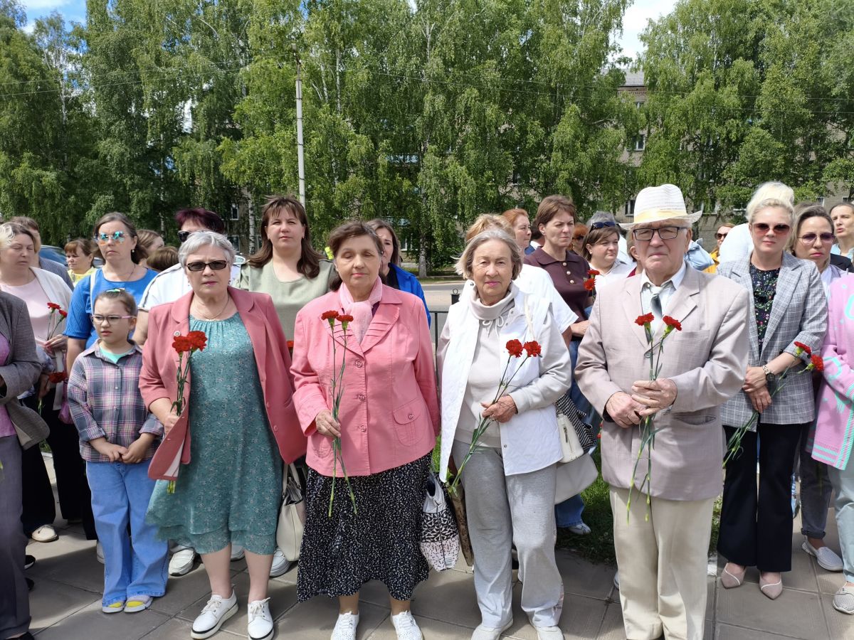 Митинг у памятника погибшим воинам