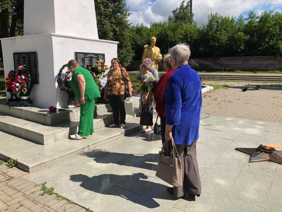 Сегодня посетители отделения дневного пребывания ГКУ &laquo;Социальная защита населения по Темниковскому району Республики Мордовия&raquo; граждане пожилого возраста возложили цветы к памятнику воинам, погибшим в Великой Отечественной войне над милитаристской Японией и окончание Второй мировой войны
