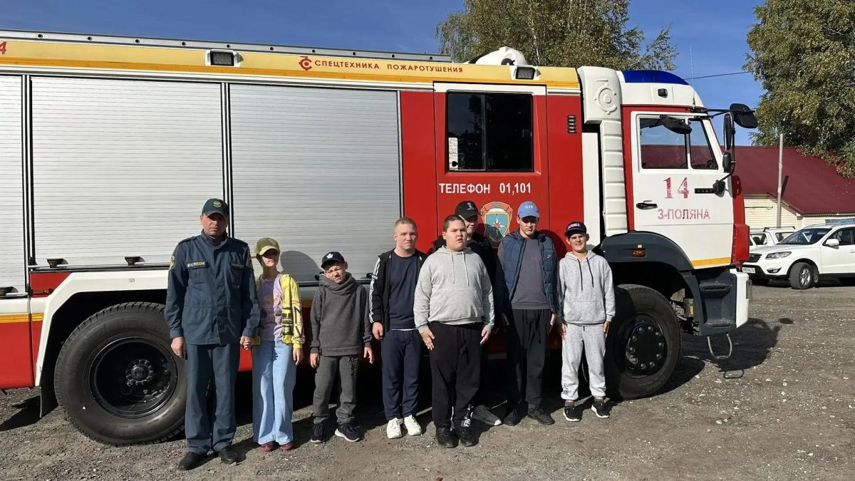 Маленькие герои большой безопасности: воспитанники Потьминского дома социального обслуживания побывали в гостях у пожарных