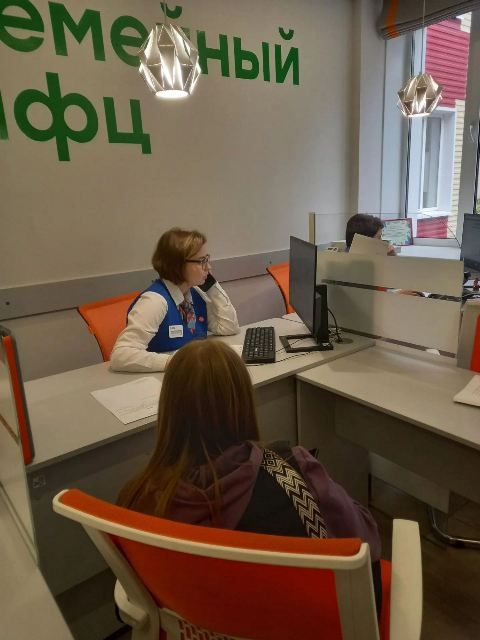 Специалисты ГКУ РМ "Центр занятости населения РМ" проводят консультации на базе Семейного МФЦ