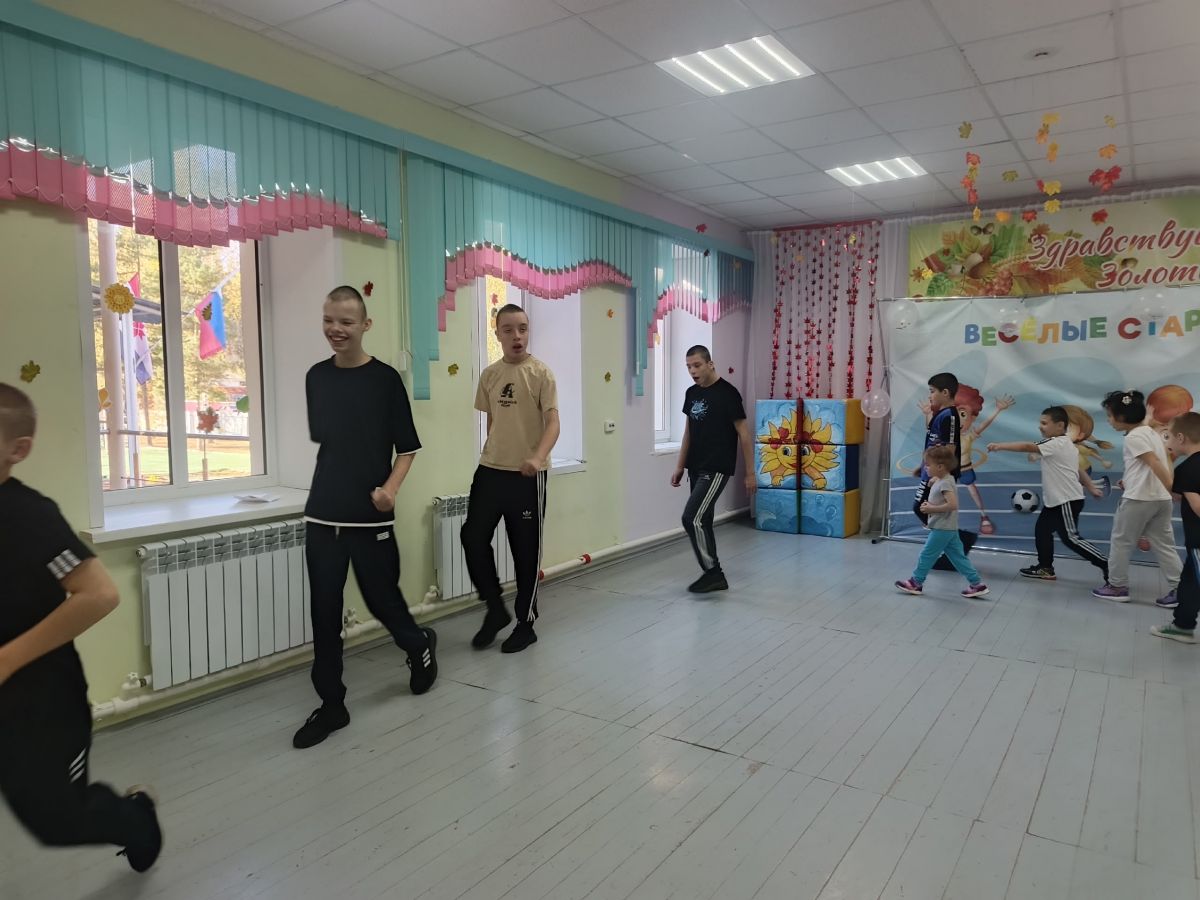 Продолжать учить детей останавливаться по сигналу воспитателя во время ходьбы ,закреплять умение группироваться при лазанье под шнур
