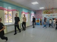 Продолжать учить детей останавливаться по сигналу воспитателя во время ходьбы ,закреплять умение группироваться при лазанье под шнур