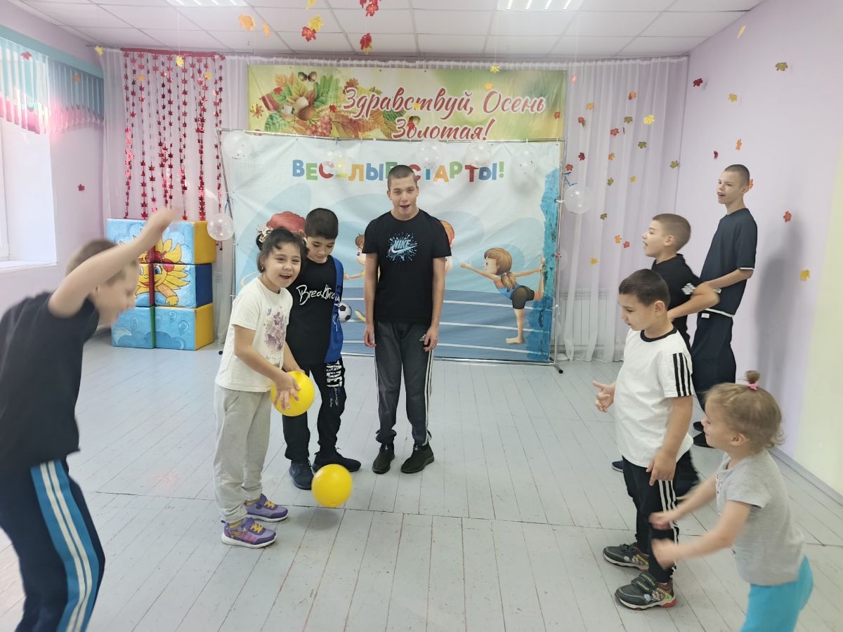 Разучить перебрасывание мяча друг другу, развивая ловкость и глазомер
