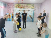 Разучить перебрасывание мяча друг другу, развивая ловкость и глазомер