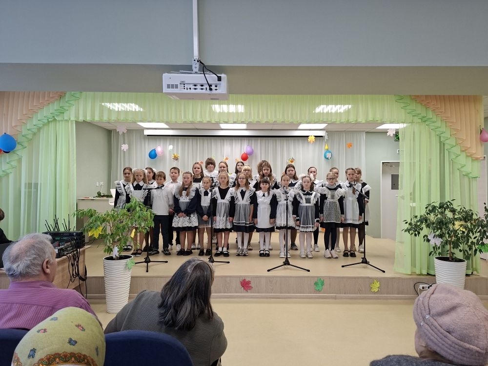 Учащиеся  МБОУ &laquo;Учхозская СОШ&raquo; подарили праздник получателям социальных услуг