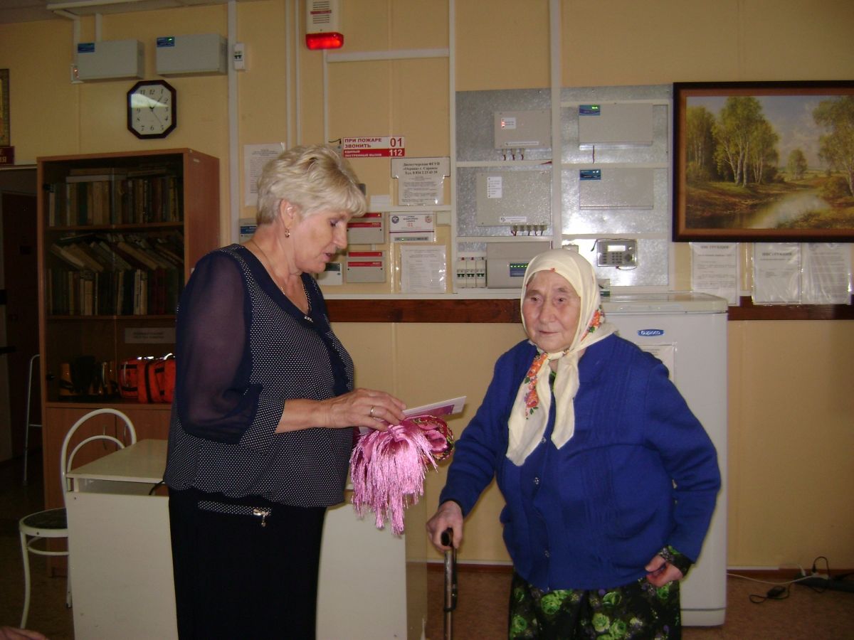 95-летний юбилей получателя социальных услуг Лобашовой Анны Сергеевны