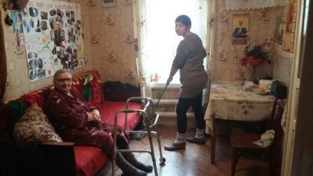 Социальный работник Максимова Н.А., производит уборку на дому у одиноко проживающей. (д.Чудинка Атюрьевский район)
